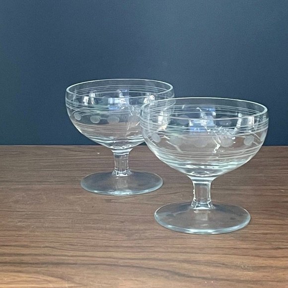 Vintage Glassware - Clear Coupe With Etched Design Set 2 - Picture 1 of 1